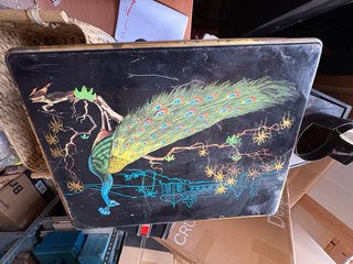 Caja metálica vintage pavo real