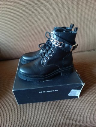 Botas negras con cadena y hebilla