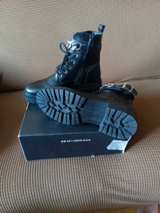 Botas negras con cadena y hebilla