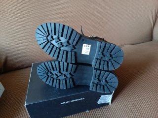 Botas negras con cadena y hebilla