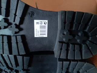 Botas negras con cadena y hebilla