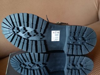 Botas negras con cadena y hebilla