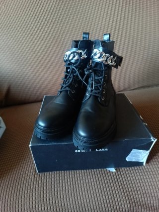 Botas negras con cadena y hebilla