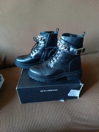 Botas negras con cadena y hebilla
