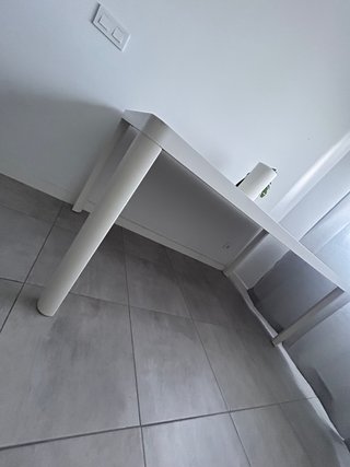 Mesa blanca de madera para comedor