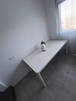 Mesa blanca de madera para comedor
