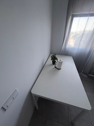 Mesa blanca de madera para comedor