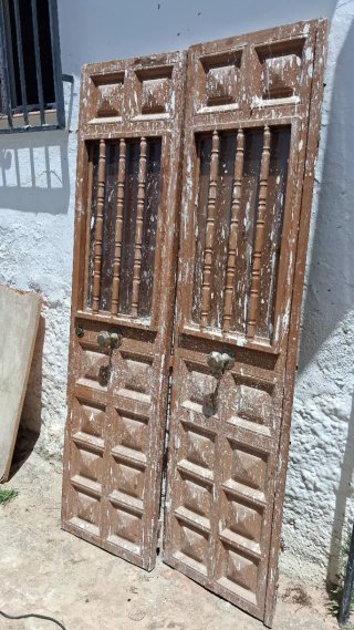 Puertas de madera rústicas con barrotes