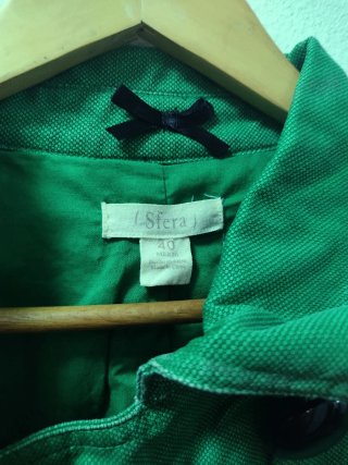Chaqueta verde estilo vintage, de Sfera. Talla 40