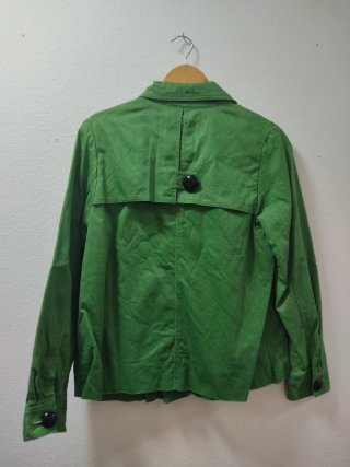 Chaqueta verde estilo vintage, de Sfera. Talla 40