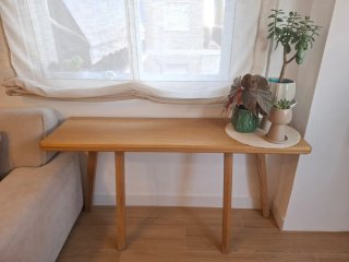 Mesa de madera plegable en consola