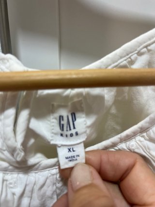 Camisa blanca niña Gap bordada