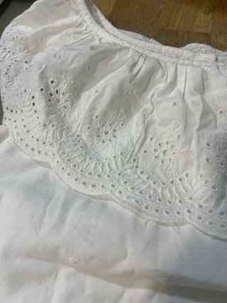 Camisa blanca niña Gap bordada