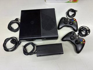 Xbox 360 250GB Negra + 2 mandos cámara accesorios