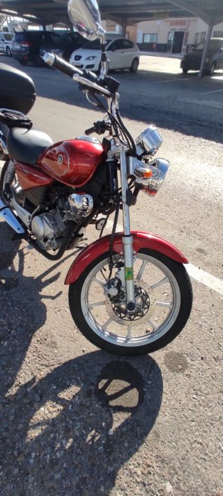 Yamaha YBR 125 Custom Roja 2016