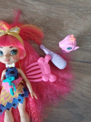 Muñeca Cave Club con accesorios