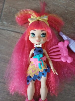 Muñeca Cave Club con accesorios