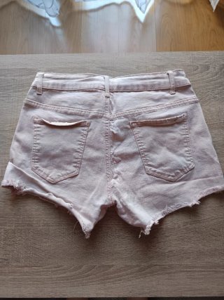 Shorts vaqueros rosas con tachuelas