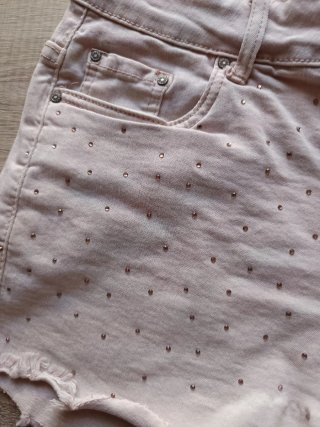 Shorts vaqueros rosas con tachuelas