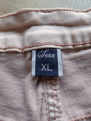Shorts vaqueros rosas con tachuelas