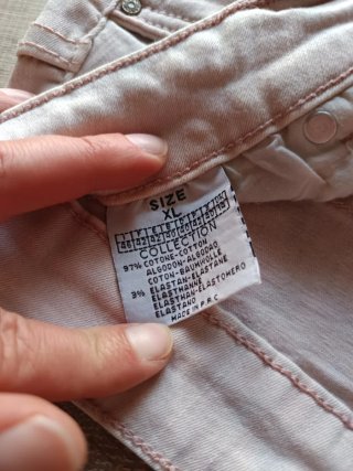 Shorts vaqueros rosas con tachuelas