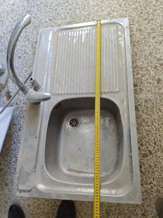 Fregadero con escurridor metálico