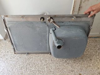 Fregadero con escurridor metálico