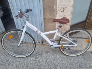 Bicicleta de montaña BTWIN blanca