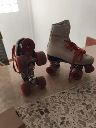 Patines blancos con cordones rojos talla infantil