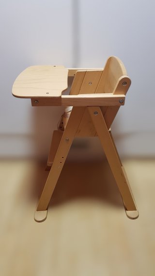 Trona de madera