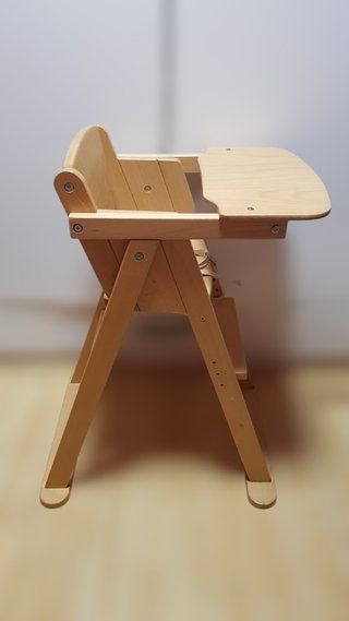 Trona de madera