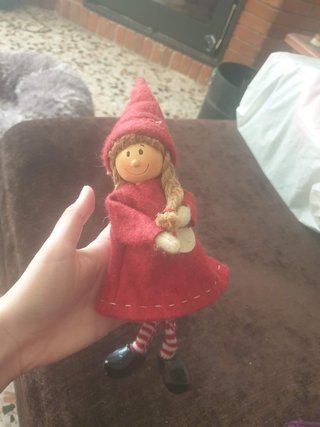 Muñeca de tela con gorro rojo