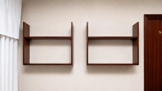 Estanterías de madera marrones