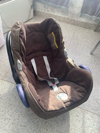 Silla de coche para bebé marrón