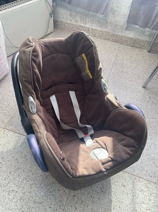 Silla de coche para bebé marrón
