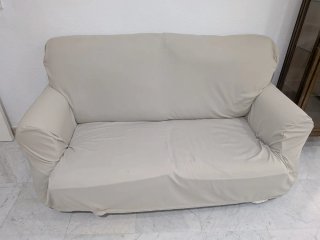 Sofá de tela floral beige
