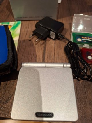 Nintendo Game Boy Advance SP
