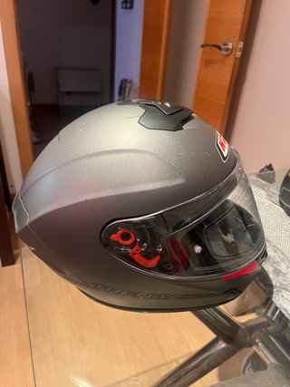 Casco de moto gris con su caja