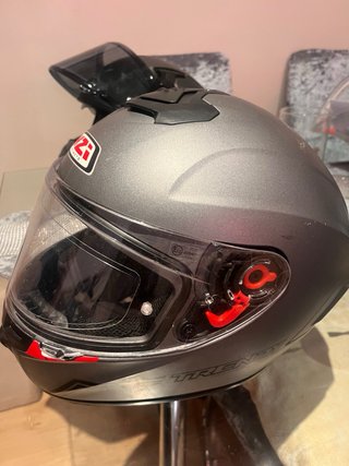 Casco de moto gris con su caja