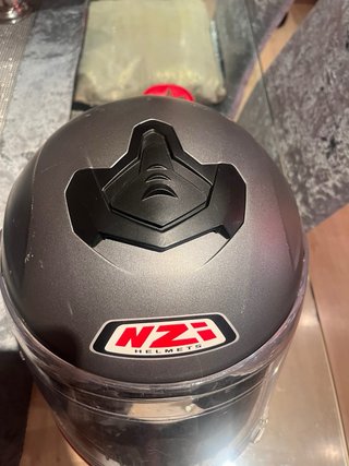Casco de moto gris con su caja