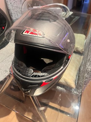 Casco de moto gris con su caja