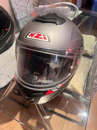 Casco de moto gris con su caja