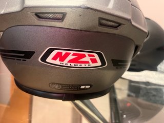 Casco de moto gris con su caja
