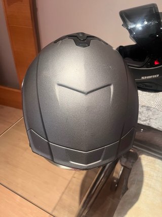 Casco de moto gris con su caja