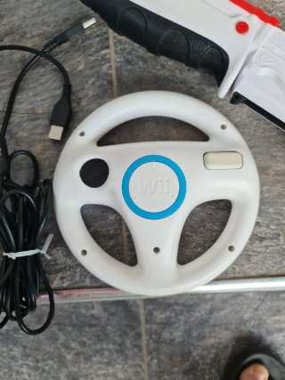 Accesorios Wii: Volante, 2 Micrófonos y Rifle