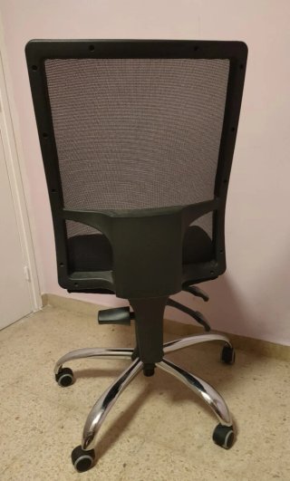 Silla de oficina ergonómica negra