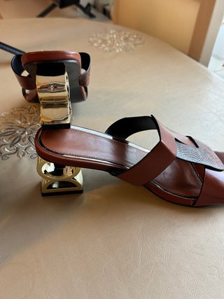 Sandalias Marrones Piel Serpiente Tacón Dorado