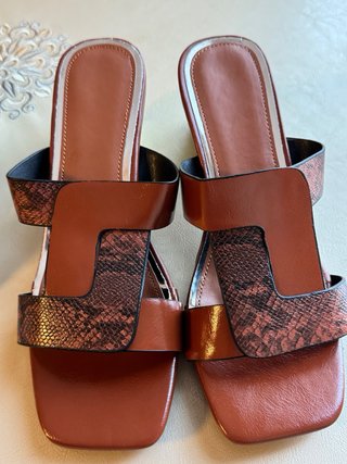 Sandalias Marrones Piel Serpiente Tacón Dorado