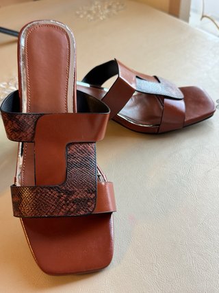Sandalias Marrones Piel Serpiente Tacón Dorado