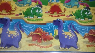 Alfombra de dinosaurios plastificada y lavable